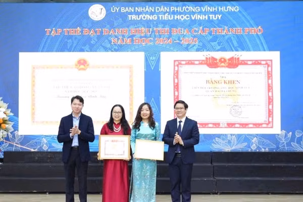 Ông Thái Văn Tài - Vụ trưởng Vụ Giáo dục phổ thông (Bộ GD&ĐT) trao Bằng khen tập thể Lao động xuất sắc cấp thành phố năm học 2024 - 2025.