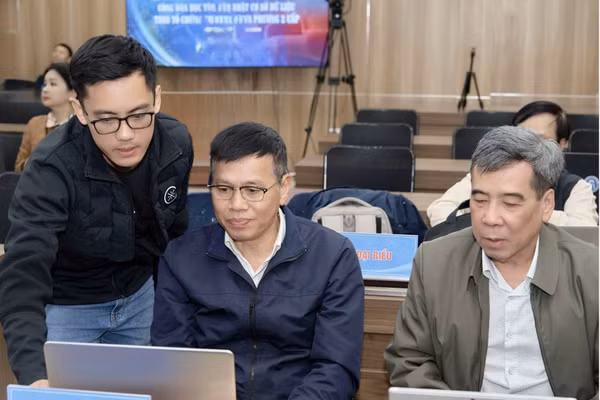 Cán bộ Trường ĐH Mở Hà Nội hỗ trợ đại biểu tham gia tập huấn cập nhật các tính năng mới cũng như cơ sở dữ liệu của phần mềm.