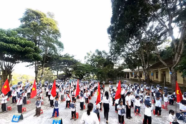 Học sinh Trường tiểu học Phà Đánh thuộc xã Nậm Cắn (Nghệ An) nhận quà do Tập đoàn Camon Group trao tặng trong ngày đầu năm học mới 2025-2026.