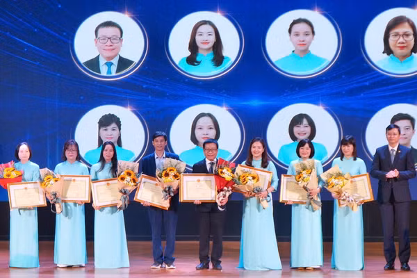 Nhiều cán bộ, giảng viên Khoa Kỹ thuật và Công nghệ, Trường ĐH Sư phạm Hà Nội được vinh danh, khen thưởng.