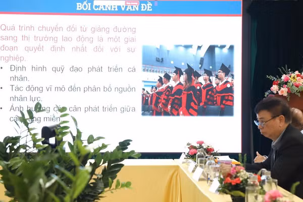 Chuyên gia báo cáo tại Hội thảo.