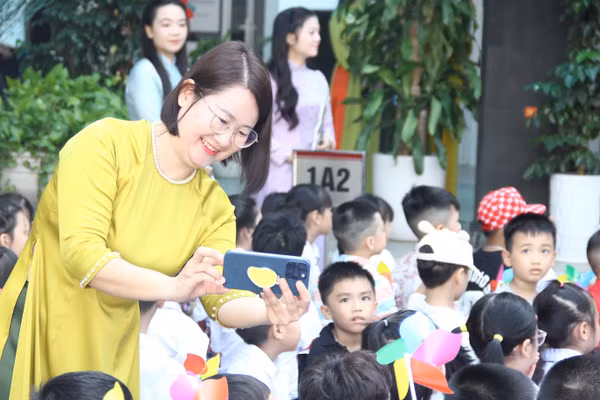 Cô - trò trường tiểu học Vĩnh Tuy (Vĩnh Hưng, Hà Nội).