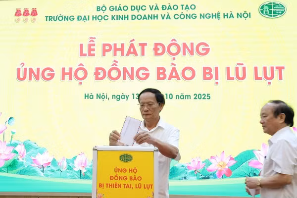 GS.TS Nguyễn Công NGhiệp – Bí thư Đảng ủy, Phó Hiệu trưởng thường trực Trường ĐH Kinh doanh và Công nghệ Hà Nội tham gia ủng hộ tại Lễ phát động.