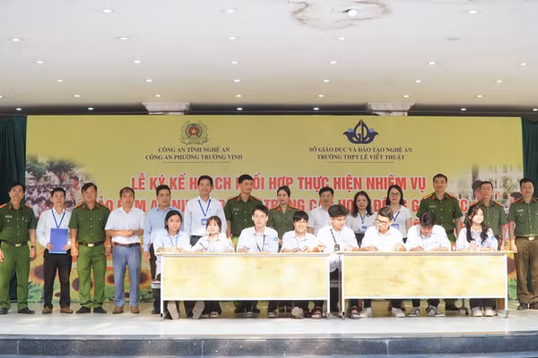 Học sinh Trường THPT Lê Viết Thuật ký cam kết thực hiện quy định pháp luật, bảo đảm an ninh, trật tự trong và ngoài nhà trường. Ảnh: Hồ Lài