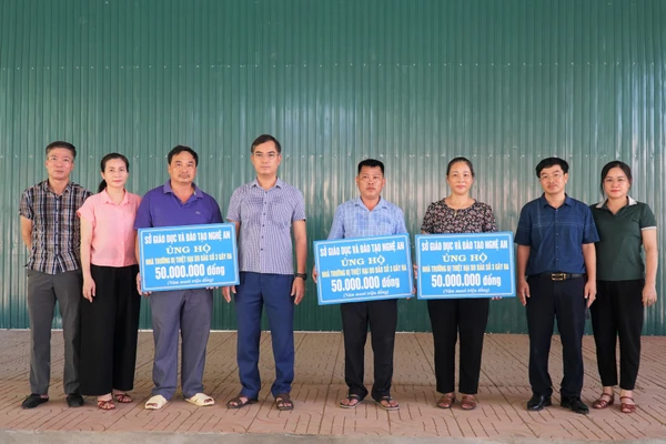 Sở GD&ĐT Nghệ An trao quà hỗ trợ 3 trường học bị thiệt hại nặng nhất do mưa lũ tại xã Tương Dương, Nghệ An. Ảnh: Hồ Lài