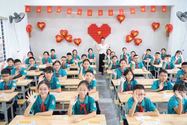 Cô trò Trường THCS Hưng Bình trong ngày tựu trường năm học 2025-2026. Ảnh: Hồ Lài