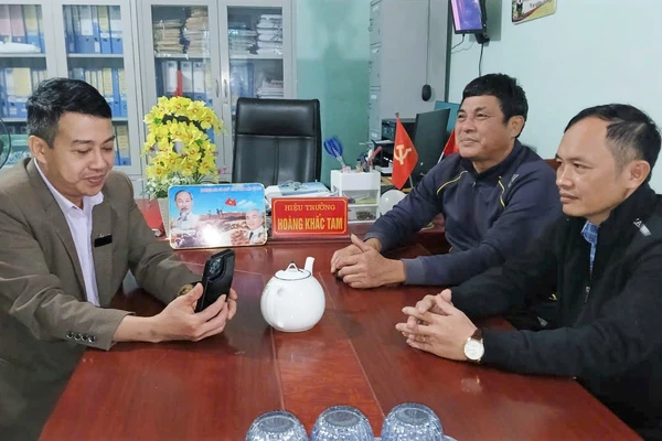 Hai thầy giáo Cao Xuân Tiến và Nguyễn Cảnh Thành (bên phải) đều có hơn 20 năm là giáo viên hợp đồng tại Trường THCS Phúc Sơn (Anh Sơn, Nghệ An). 