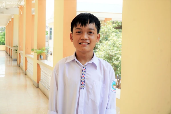 Em Vi Thanh Nhật đã chiến đấu với căn bệnh hiếm suốt gần 18 năm để trở thành sinh viên đại học. Ảnh: Hồ Lài