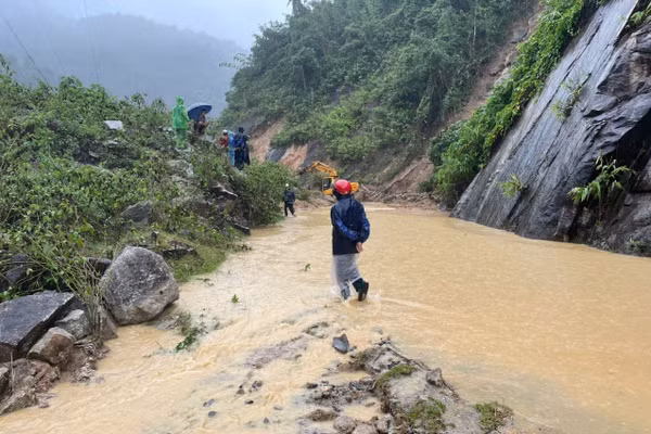 Mưa lớn gây sạt lở, giao thông chia cắt cục bộ tại xã Thông Thụ, Nghệ An. Ảnh: CTV