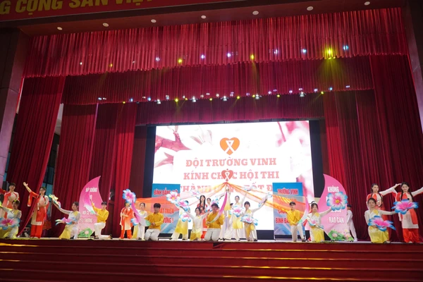 Phần thi chào hỏi của đội thi đến từ phường Trường Vinh, Nghệ An. Ảnh: Hồ Lài