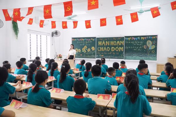 Cô trò Trường THCS Hưng Bình (Thành Vinh, Nghệ An) trong ngày tựu trường. Ảnh: Hồ Lài
