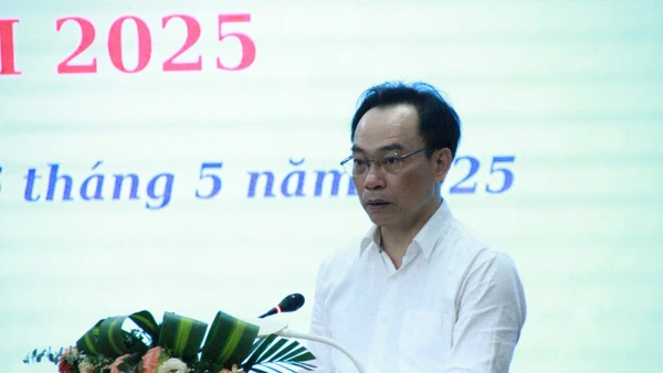 Thứ trưởng Bộ GD&ĐT Hoàng Minh Sơn phát biểu tại Hội nghị. Ảnh DĐ