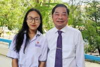 Nữ sinh Nguyễn Ngọc Như Linh và TS Phùng Kim Phú, Hiệu trưởng Trường THPT Hoàng Diệu.