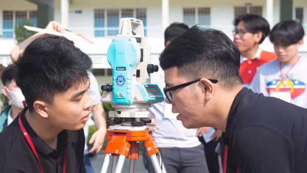 Khoa Kỹ thuật Xây dựng, Trường Đại học Sư phạm Kỹ thuật - Đại học Đà Nẵng tổ chức cuộc thi Thực hành Trắc địa.