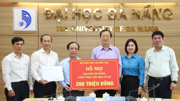 Thứ trưởng Phạm Ngọc Thưởng và đoàn công tác trao tiền hỗ trợ Đại học Đà Nẵng khắc phục hậu quả lũ lụt. 