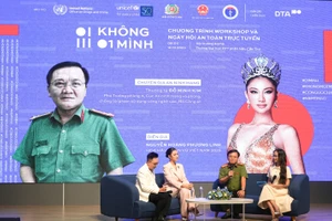 Tọa đàm “Không một mình giữa thế giới ảo”. Ảnh: Công an Cần Thơ.