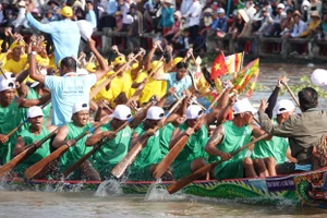 Các đội tranh tài tại Giải đua ghe Ngo Sóc Trăng năm 2024. 
