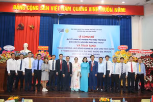 Các đại biểu chụp ảnh lưu niệm tại buổi lễ. Ảnh: Anh Thư - Thiện Mỹ.