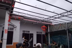 Nhà dân ở Hà Tĩnh bị hư hỏng do trận lốc xoáy chiều 12/6.