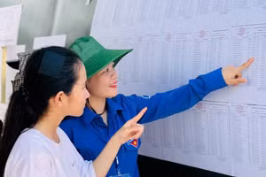 Tình nguyện viên hỗ trợ thí sinh dự thi lớp 10 THPT tại các điểm thi.