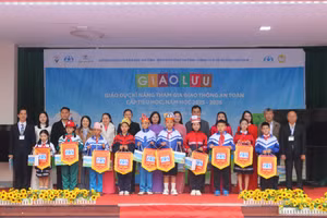 Ban tổ chức trao cờ lưu niệm cho các đội tham gia giao lưu.