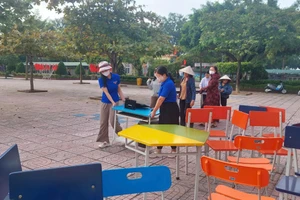 Trường học Hà Tĩnh di dời cơ sở vật chất phòng chống bão.