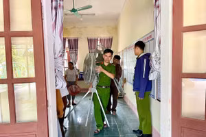 Lực lượng chức năng hỗ trợ người dân di dời đồ đạc phòng chống bão Kajiki.