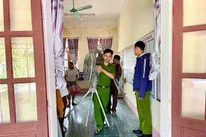 Lực lượng chức năng hỗ trợ người dân di dời đồ đạc phòng chống bão Kajiki.