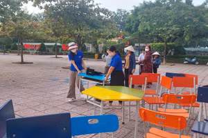 Trường học Hà Tĩnh di dời cơ sở vật chất phòng chống bão.