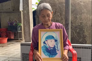  Gần nửa thế kỷ qua, bà Nguyễn Thị Hoét (95 tuổi, xã Cẩm Hưng, Hà Tĩnh) vẫn chờ ngày biết con đang nằm ở đâu.