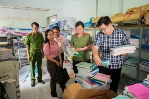 Cơ quan chức năng kiểm tra tại cửa hàng photocopy ở phường Ninh Kiều, TP Cần Thơ. Ảnh: Công an Cần Thơ.