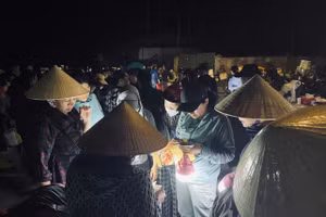 Chong đèn đi chợ cá Thạch Kim (xã Lộc Hà, Hà Tĩnh) lúc trời còn tối mịt.