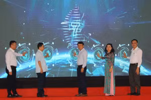 Đại biểu thực hiện nghi thức nhấn nút phát động Phong trào thi đua “Bình dân học vụ số” trong toàn tỉnh.