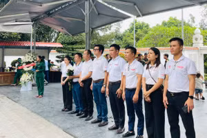 Cán bộ, phóng viên, nhân viên Báo Giáo dục và Thời đại dâng hương tại Khu di tích Ngã ba Đồng Lộc.