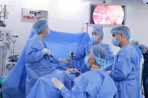 Ê-kíp bác sĩ tiến hành phẫu thuật nội soi cắt tử cung toàn phần kèm vét hạch chậu điều trị cho người bệnh. Ảnh: BVCC.