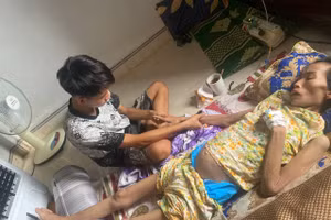 Em Nguyễn Minh Quân - 16 tuổi (Hà Tĩnh), chỉ mong có phép màu để giữ mẹ ở bên cha con lâu thêm dù chỉ một chút.