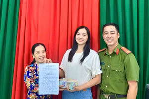 Lực lượng Công an phường Rạch Giá và cô giáo Nguyễn Thị Oanh trao trả lại số tiền hơn 50 triệu đồng cho chị Nguyễn Trúc Giang.