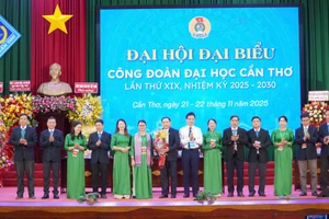 TS Nguyễn Ngọc Ân, Chủ tịch Công đoàn Giáo dục Việt Nam (áo trắng) tặng hoa chúc mừng BCH Công đoàn Đại học Cần Thơ nhiệm kỳ 2025 - 2030. 