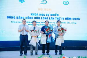 TS Nguyễn Hữu Thọ - Chủ tịch Hội đồng trường Trường ĐH Kiên Giang tặng hoa Ban Tổ chức Hội nghị.
