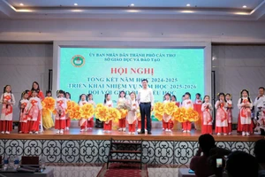 Chương trình văn nghệ chào mừng của học sinh Trường Tiểu học Ngô Quyền, TP Cần Thơ. Ảnh: Yến Phương.