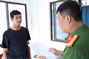 Phòng Cảnh sát hình sự Công an tỉnh An Giang tống đạt các quyết định khởi tố và lệnh tạm giam đối với bị can Nguyễn Thành Trung. Ảnh: Tiến Tầm.