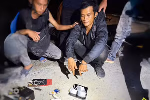 Đối tượng Nguyễn Chí Khang cùng tang vật. Ảnh: CACC.