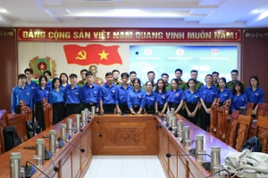 Ban Tổ chức chụp ảnh lưu niệm cùng các đoàn viên.