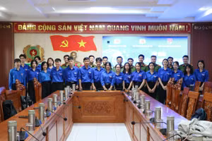 Ban Tổ chức chụp ảnh lưu niệm cùng các đoàn viên.