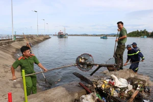 Hoạt động thu gom rác thải, làm sạch bãi biển và khu vực công cộng ven biển tại Phú Quốc. Ảnh: Tiến Dũng