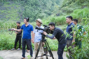 Đạo diễn Vũ Minh Phương (đội mũ) cùng ekip đoàn làm phim tài liệu "Bên cạnh bố". (Ảnh NVCC)