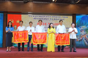 Lãnh đạo UBND tỉnh và Sở GD&ĐT Hà Tĩnh trao cờ thi đua của UBND tỉnh cho 3 đơn vị trường học.