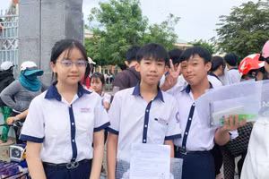 Thí sinh Tô Đinh Khánh Vy (trái) cùng các bạn lưu giữ khoảnh khắc đáng nhớ sau khi hoàn thành kỳ thi tại điểm Trường THPT Châu Thành.