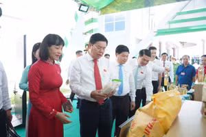 Ông Nguyễn Tiến Hải, Ủy viên Ban Chấp hành Trung ương Đảng, Bí thư Tỉnh ủy An Giang cùng các đại biểu tham quan khu trưng bày.