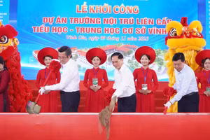 Phó Thủ tướng Bùi Thanh Sơn cùng Thứ trưởng Nguyễn Văn Phúc, và lãnh đạo địa phương thực hiện nghi thức khởi công xây dựng trường. Ảnh: Yến Phương.